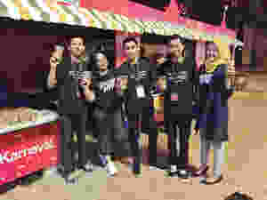 Team Catering Upnormal dengan Si Eko di Karnaval Tri