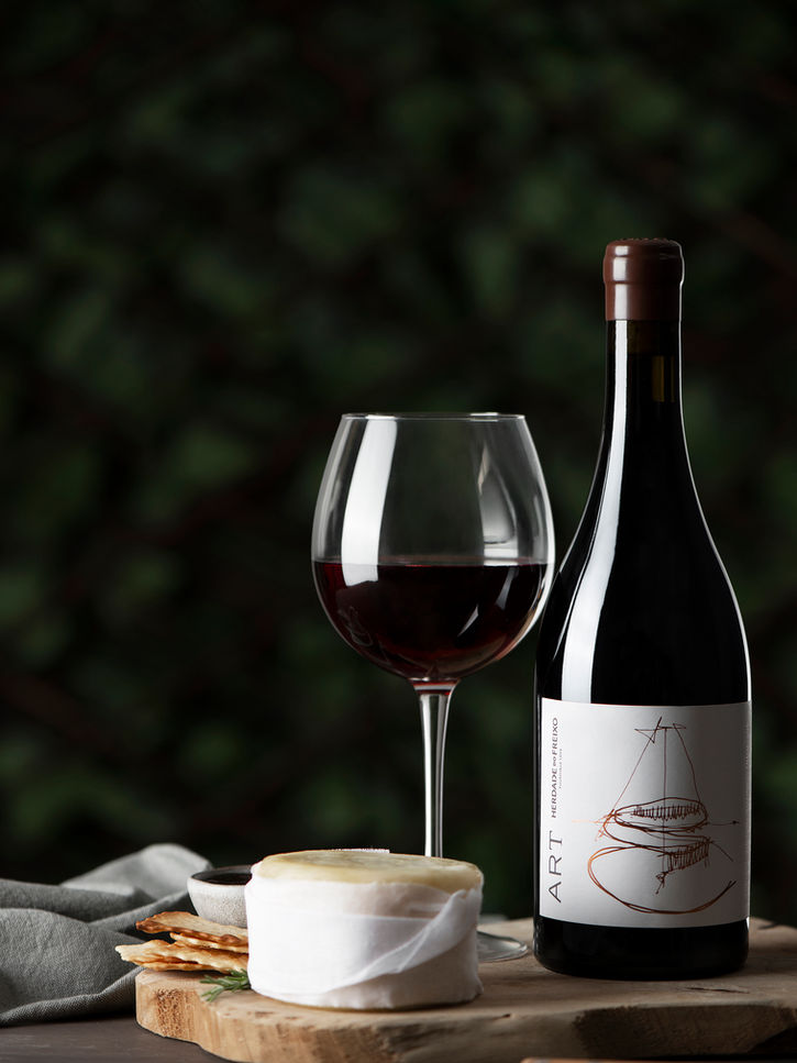 fotografia de vinhos, fotografia de produto, fotografia de garrafa de vinho tinto com copo e queijo