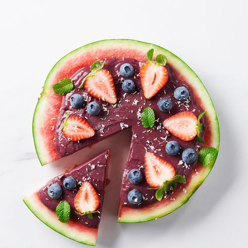 fotografia de pizza de melancia com topping de gelado de açaí em cenário neutro para publicidade de marca
