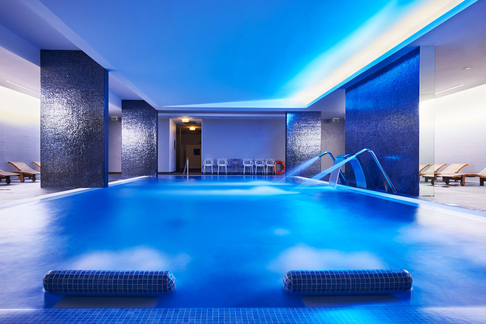fotografia publicitária de piscina interior de hotel com spa