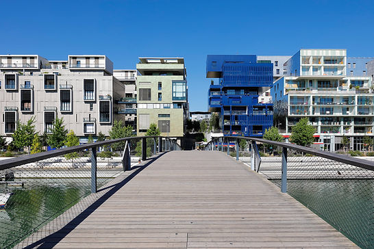 Quartier de Confluence à Lyon, opportunités d'investissement immobilier haut de gamme.