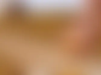 Unas manos con soja en un campo de cultivo