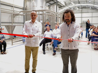 Yucatán inaugura planta que convierte sargazo en biofertilizantes, impulsando innovación y desarrollo sostenible en la región.