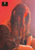 Mujer con cabello largo y oscuro bajo iluminación roja