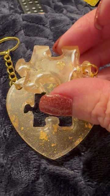 Thumbnail: Piece of my heart keychains Gold