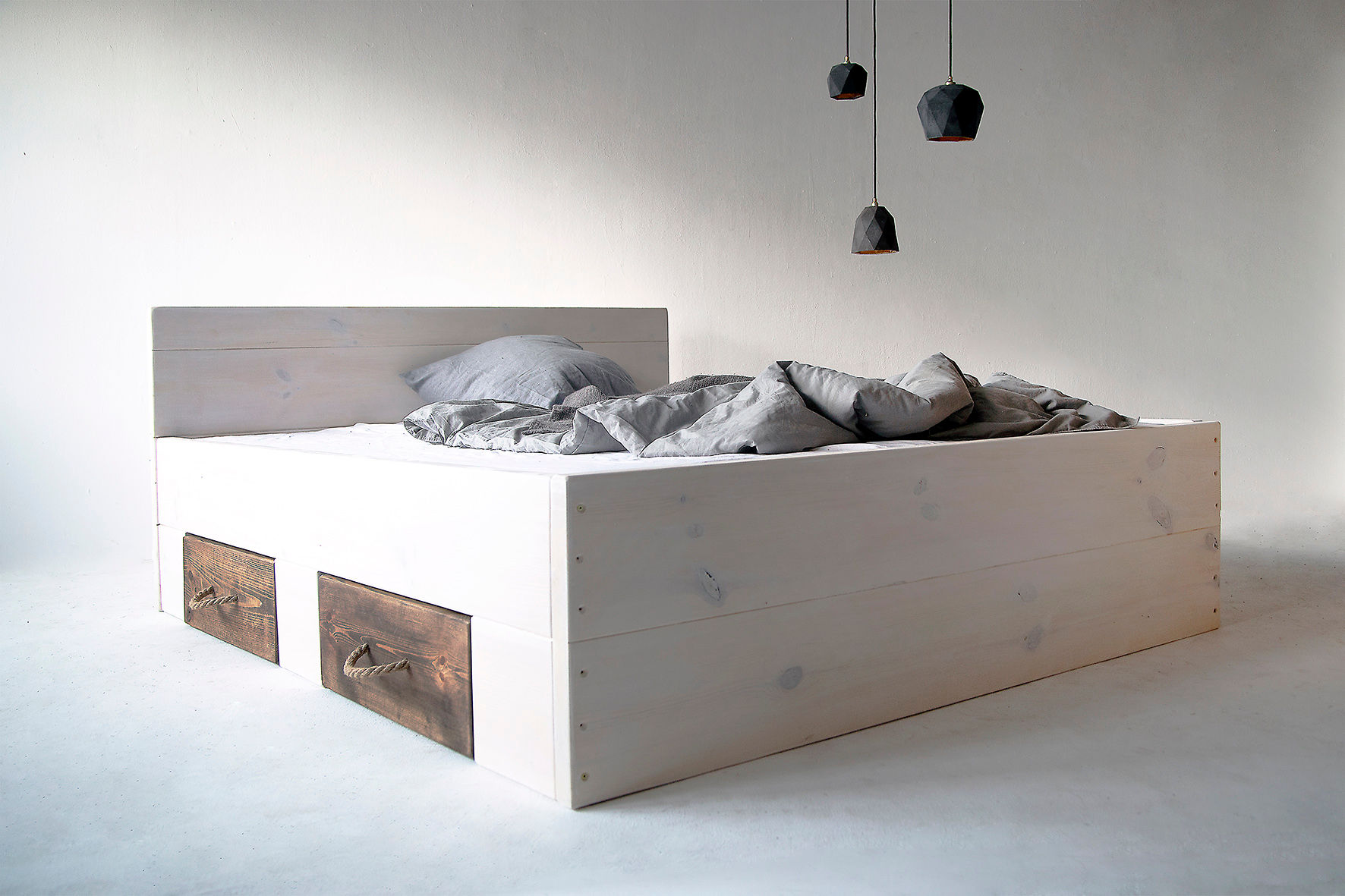 Bett mit Schubladen White Wash, Holzbett mit Stauraum skandinavisch, Massivholzbett Bauholz weiß, Bett mit kleinen Schubladen