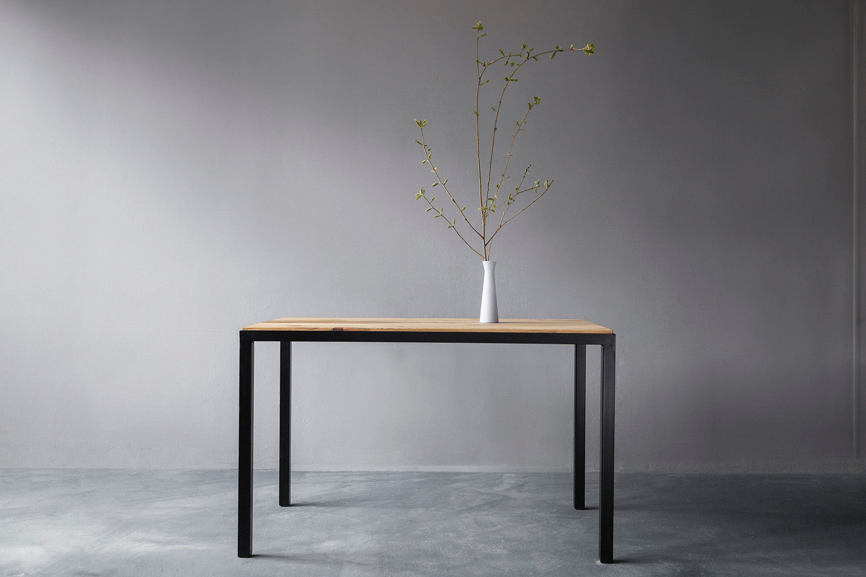 Esstisch Maaike-Loren - Schlichte Eleganz aus Bauholz - 4 cm stark, handgefertigt & modern. Vanfraai Original.