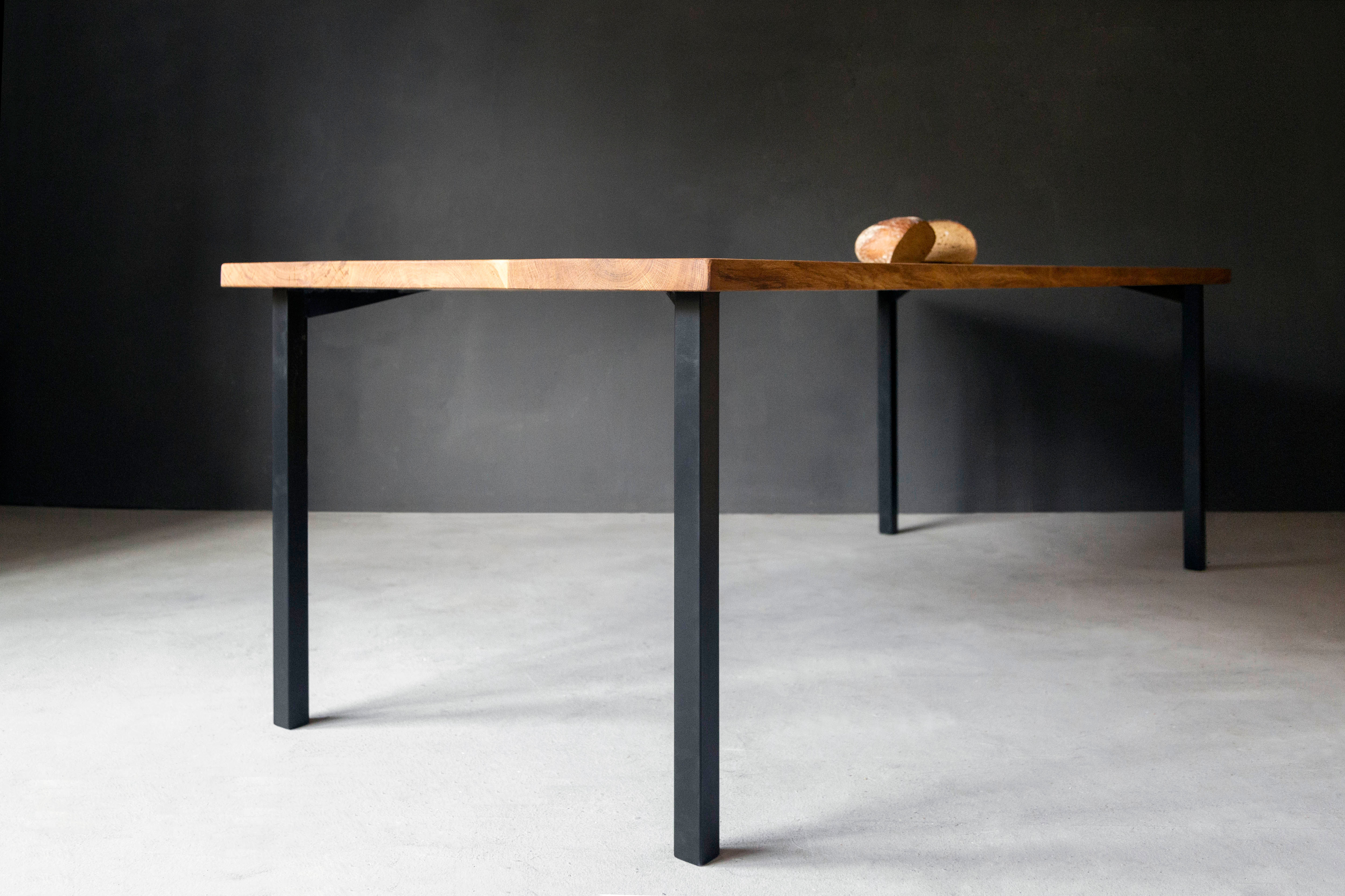 Tisch Eiche Metall schwarz, Bohlentisch Eiche mit Stahlgestell, Industrial Esstisch Eiche Metall, Tisch Eiche rustikal modern