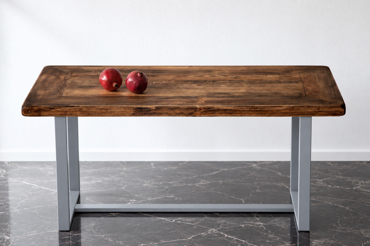 Couchtisch Jasdine aus massivem Bauholz mit grauem Stahlgestell frontal – VanFraai