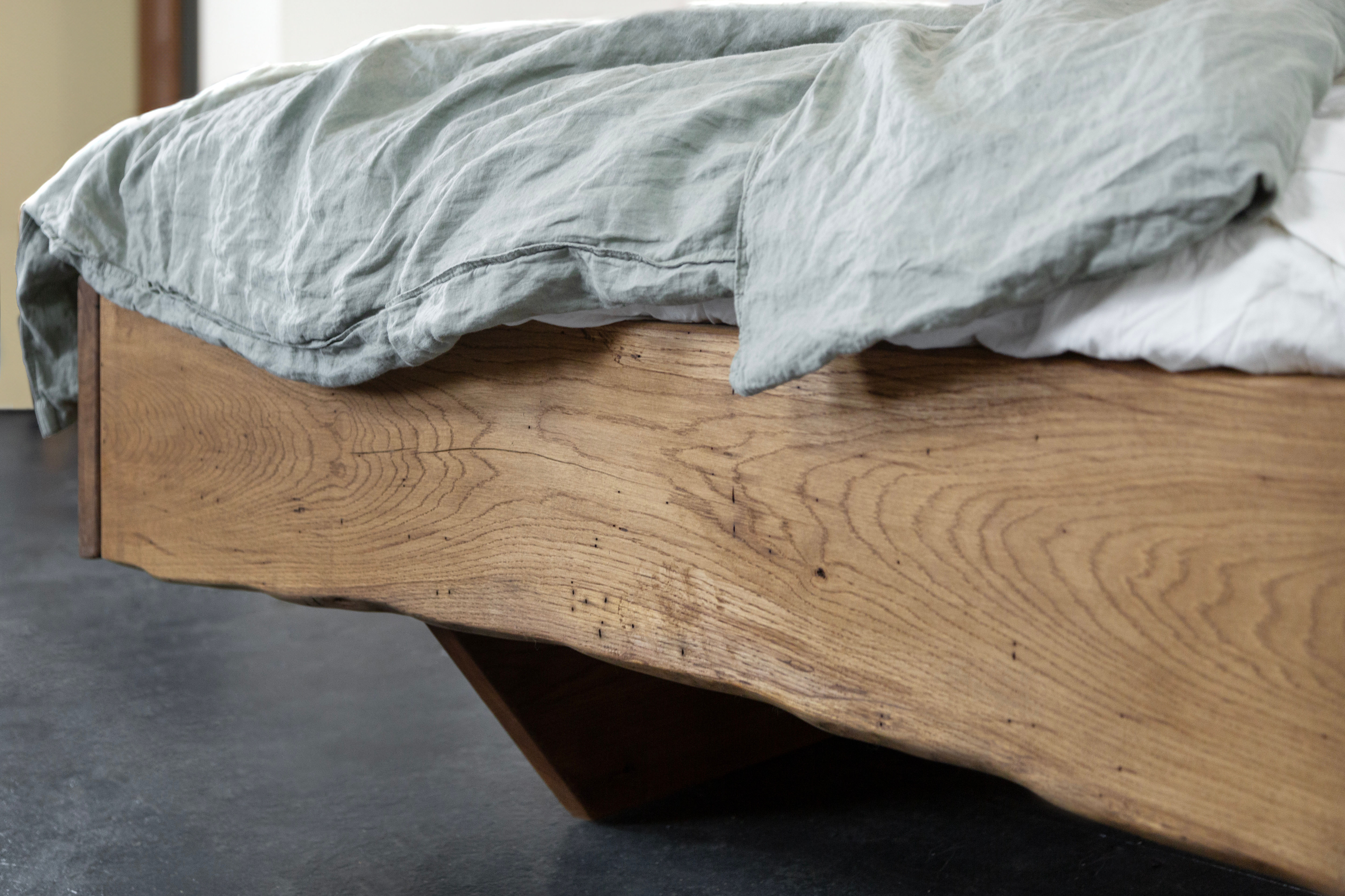 Bett mit Ablagebrett, Bett mit Ablage dunkel Eiche, Holzbett mit integrierter Ablage, Designbett mit Holzablage, Bett Eiche