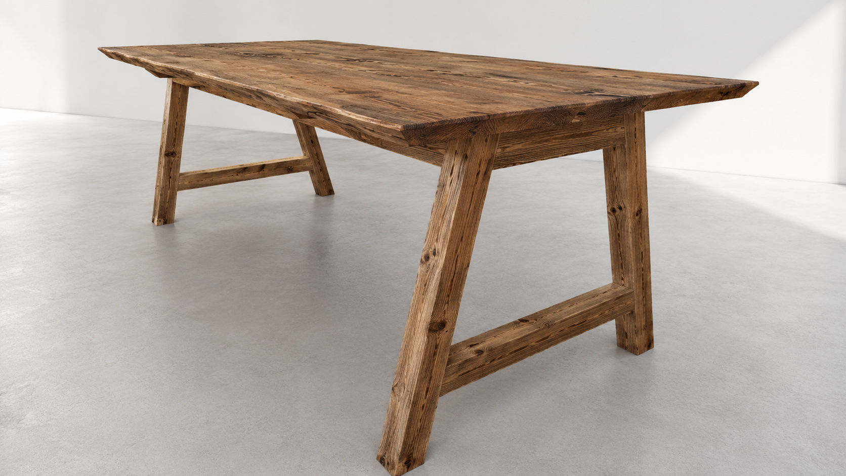 Esstisch aus Massivholz Marei von VanFraai mit schrägen Beinen, massiver Tischplatte und natürlicher Holzmaserung