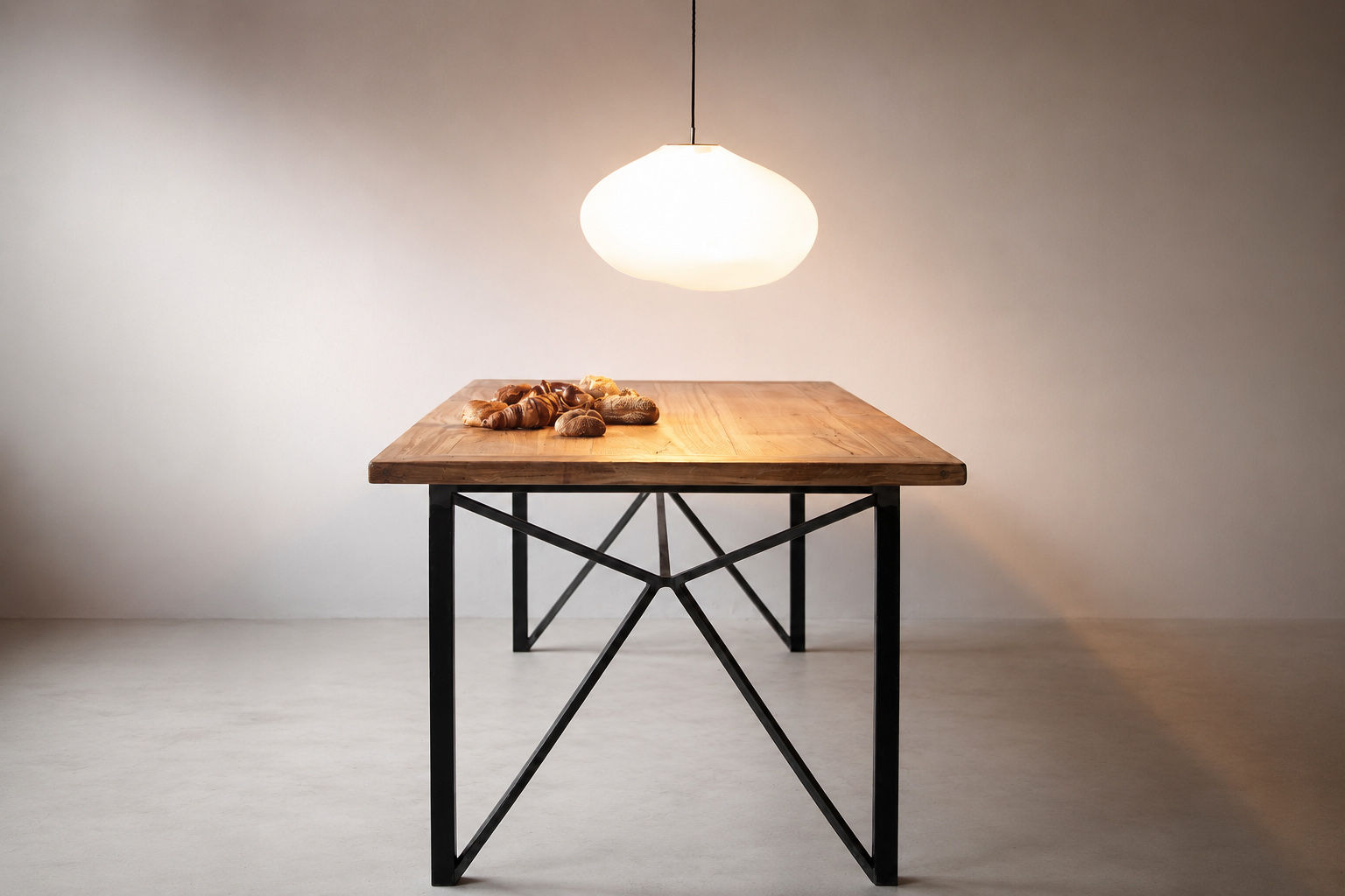 Moderner Esstisch aus Massivholz mit Metallgestell von VanFraai, wählbar in verschiedenen Holzarten, Größen und RAL-Farben