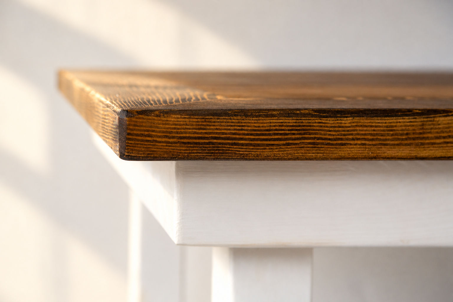 VanFraai massiver Holztisch Daan Detail mit gerader Tischkante und weißem Holzuntergestell