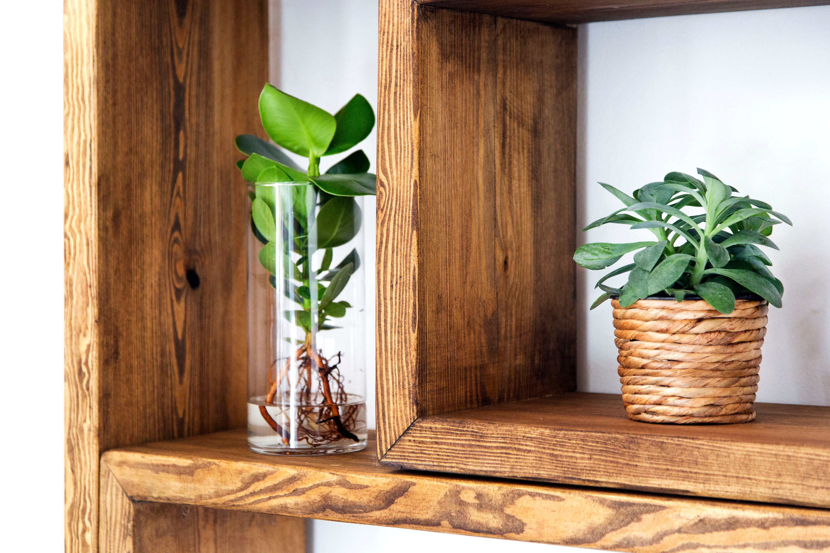 Massivholz Regal offen stehend, Wandregal aus Kiefernholz, Regal aus Holz mit Struktur, Regal für Wohnzimmer Design