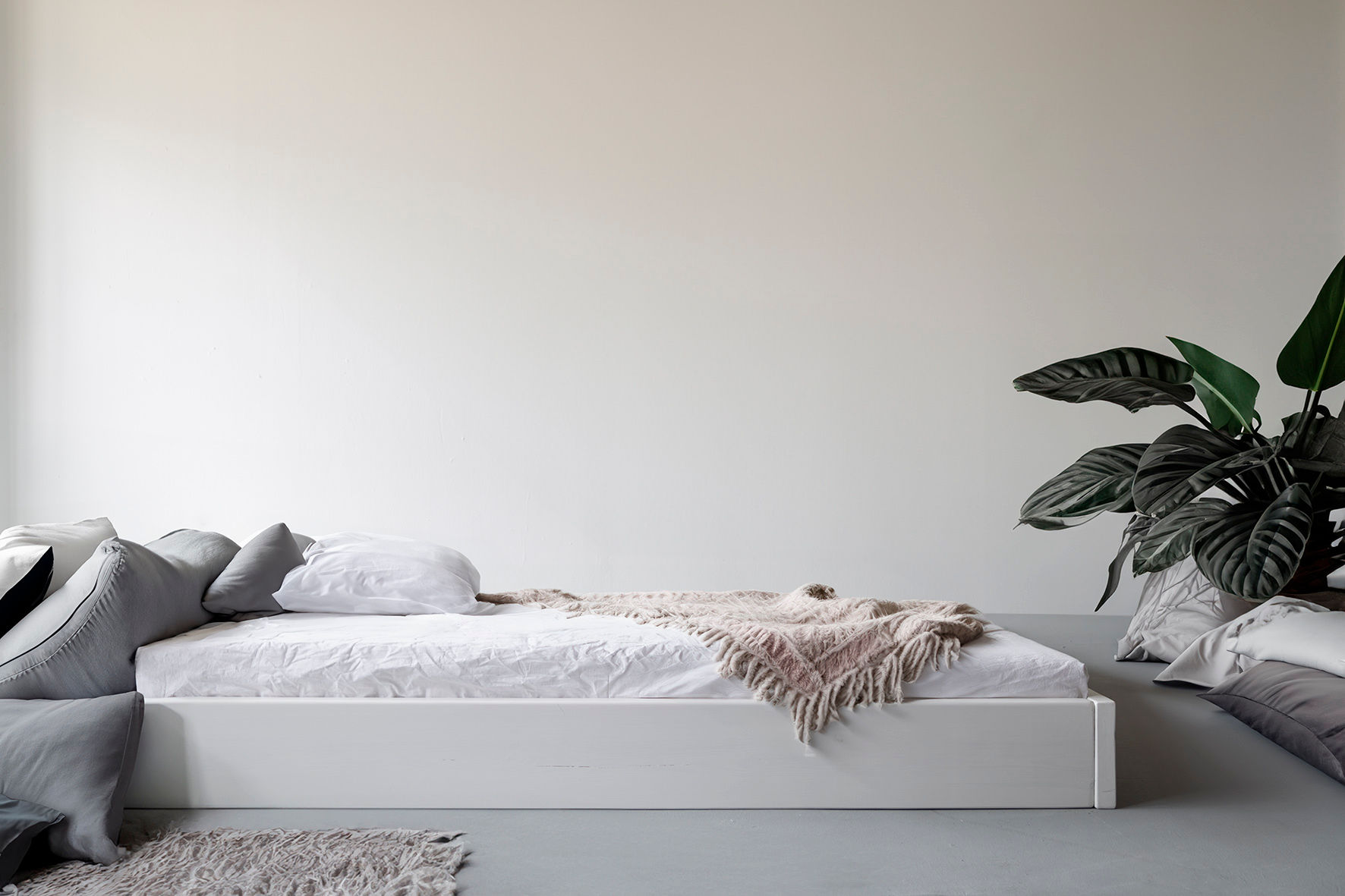 Bett ohne Kopfteil weiß, Bodenbett minimalistisch, niedriges Bett Holz weiß, Designbett ohne Lehne, Futonbett in Weiß