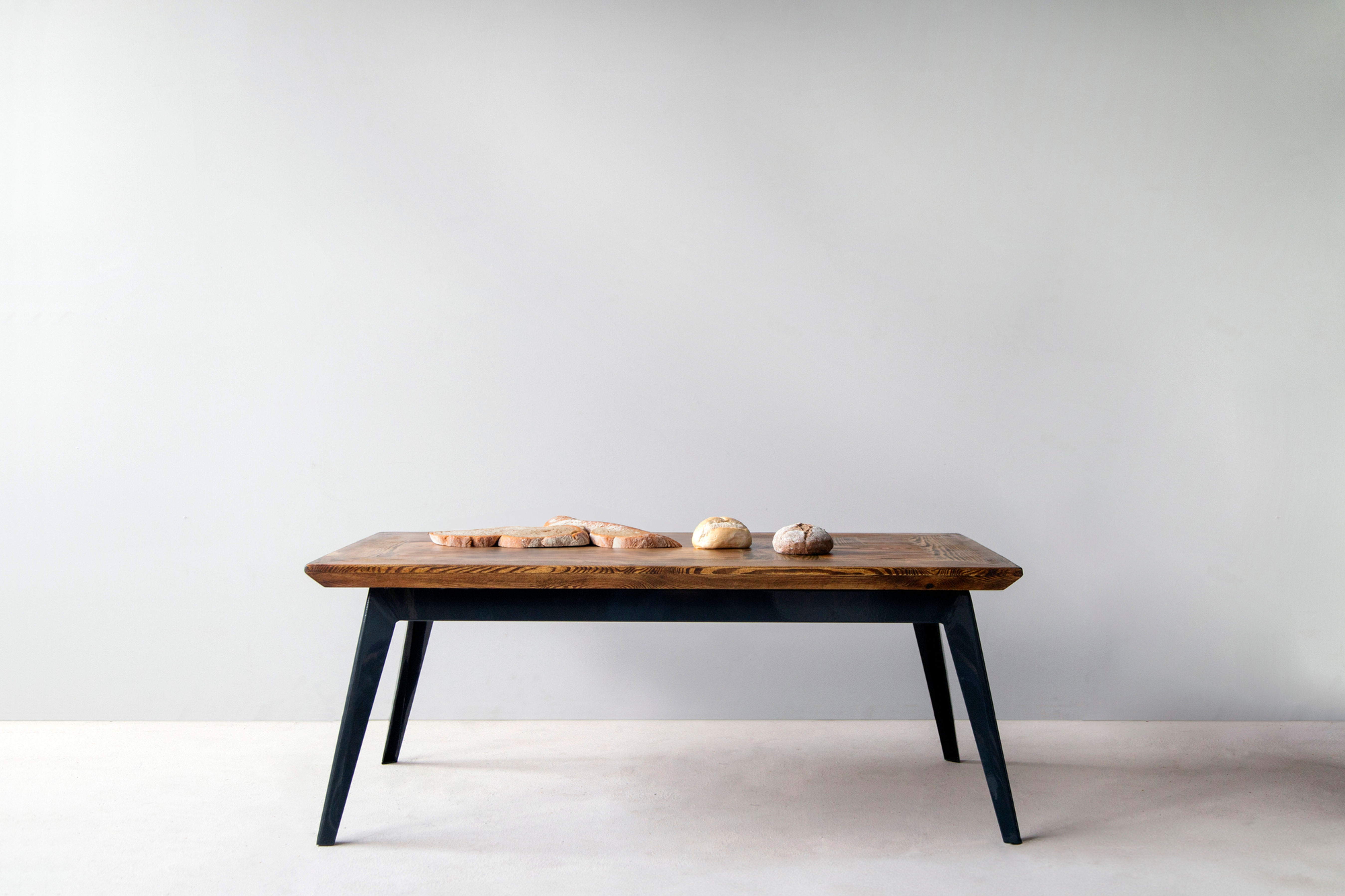 Couchtisch Krianne – schräge beine Tisch, Designer Tisch Bauholz Vollholz Handgemacht VanFraai