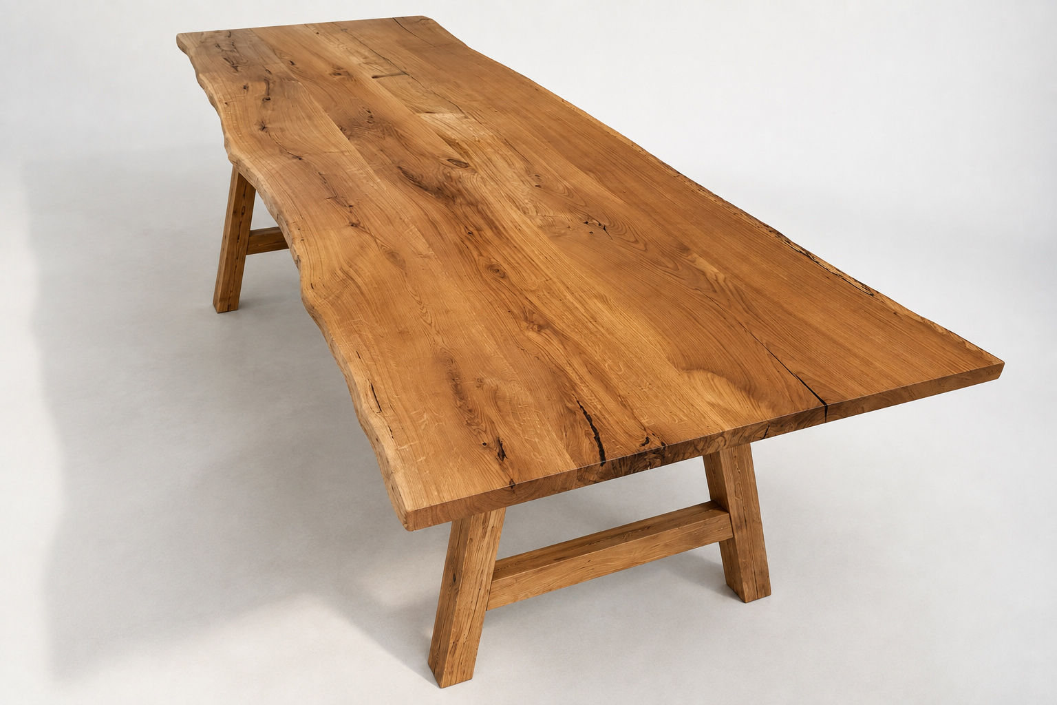Großer Massivholztisch Marei von VanFraai in 220 x 100 cm, 240 x 100 cm oder 280 x 110 cm mit schrägem Holzgestell