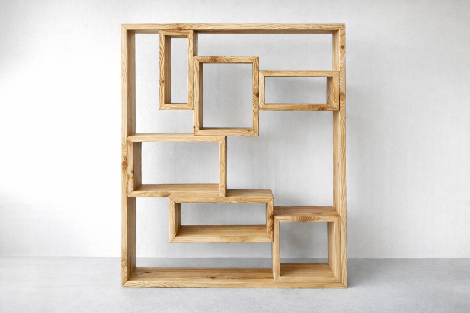 VanFraai Kubus Regal aus Bauholz natur geölt, helle Holzstruktur mit modularen Holzwürfeln
