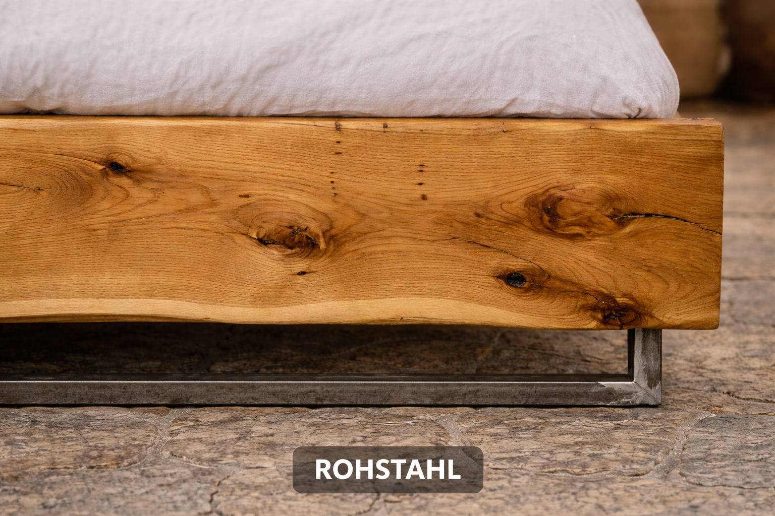 Rohstahlbasis für das Eichenbett Nolay mit sichtbarer Patina und Klarlackversiegelung.