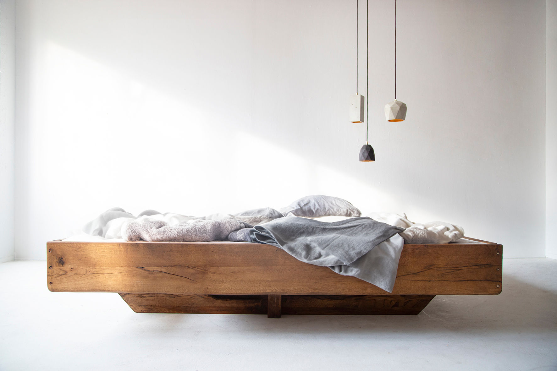 Bett mit Ablagebrett, Bett mit Ablage dunkel Eiche, Holzbett mit integrierter Ablage, Designbett mit Holzablage, Bett Eiche