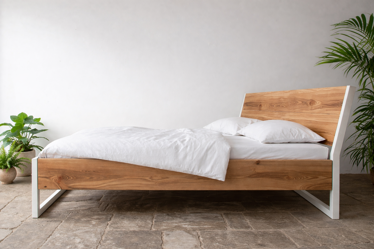 Bett Verdon aus Massivholz und Metall mit schräger Rückenlehne.