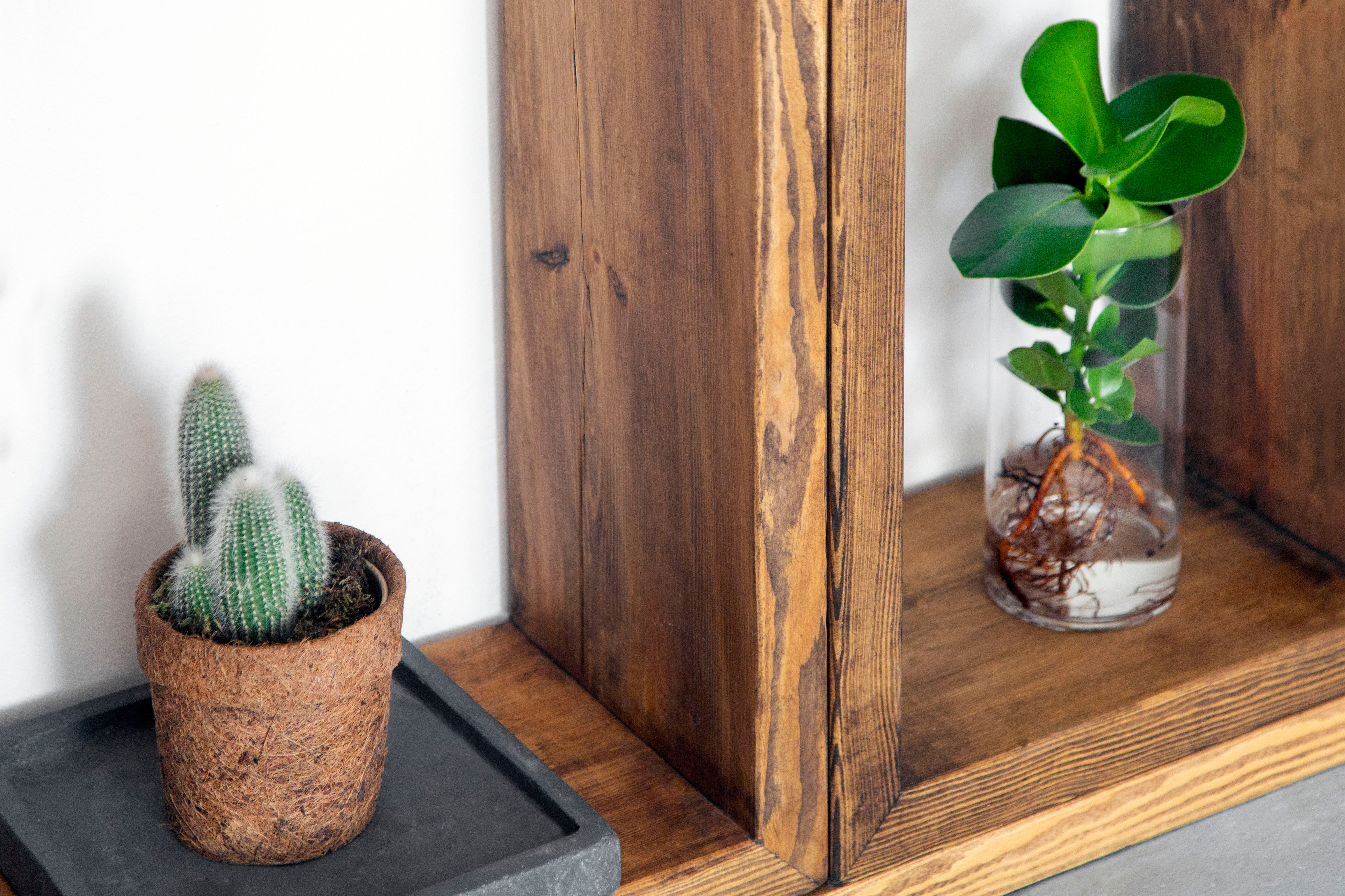 Massivholz Regal offen stehend, Wandregal aus Kiefernholz, Regal aus Holz mit Struktur, Regal für Wohnzimmer Design