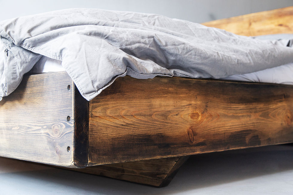 Bett aus Bauholz 160x200, 200x200, 180x200 cm – Bodenbett Holz mit Rückenlehne, Massivholzbett ohne Füße