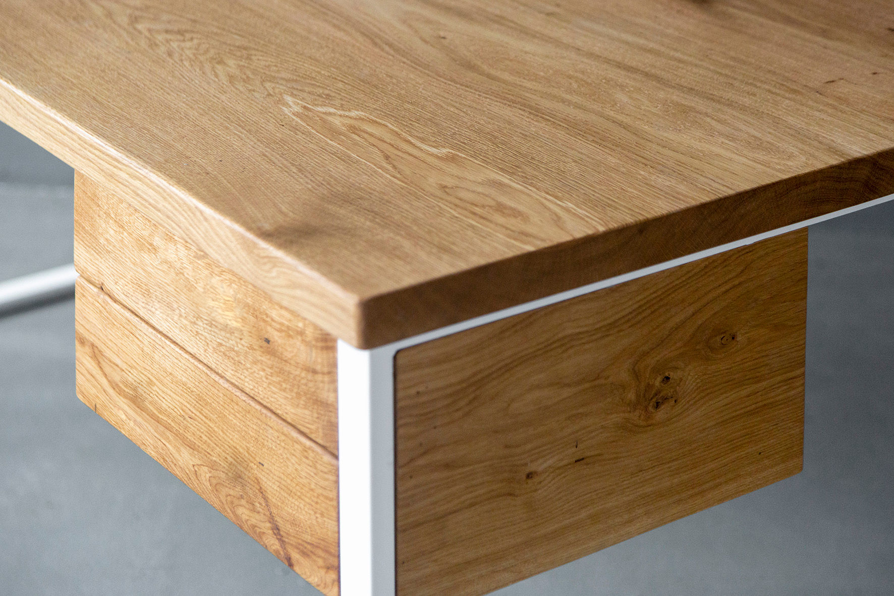 Schreibtisch Lorik - Rustikale Eichenplatte auf filigranen weißen Metallbeinen VanFraai, Designer Tisch