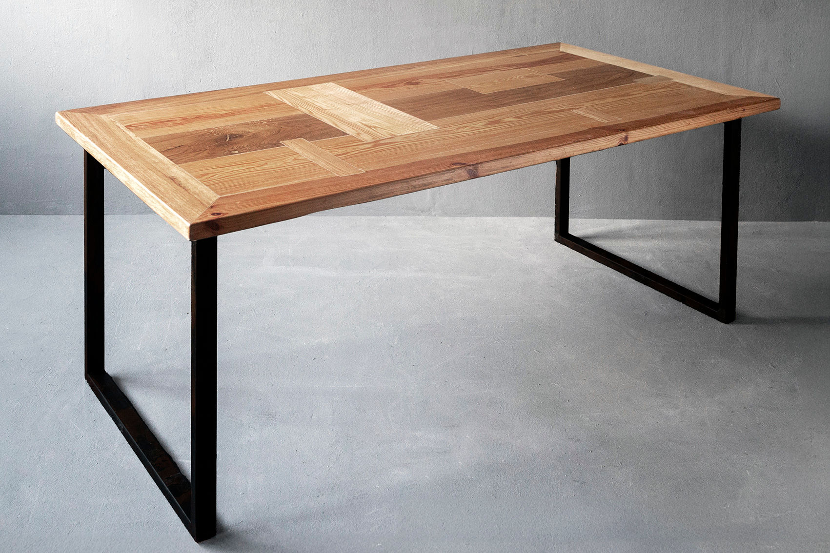 Massivholz-Tischplatte mit breitem Rahmen – lebendige Holzstruktur aus Eiche, Esche, Bauholz und Birke, handgefertigt und geö