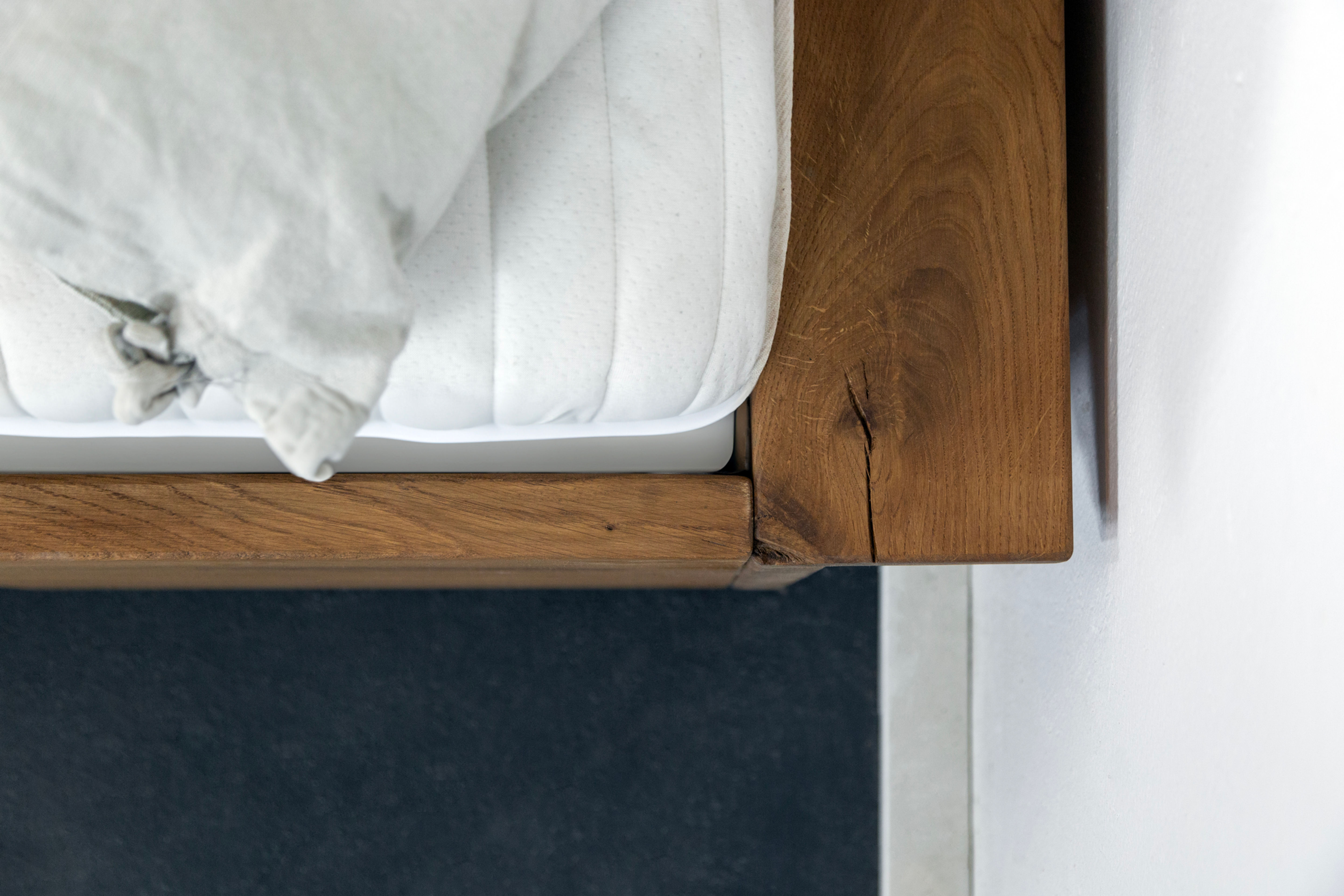 Bett mit Ablagebrett, Bett mit Ablage dunkel Eiche, Holzbett mit integrierter Ablage, Designbett mit Holzablage, Bett Eiche