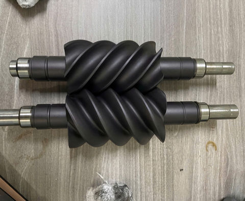 Khôi phục lớp phủ bảo vệ (coating) trên bề mặt trục vít nhằm đảm bảo hiệu suất và độ bền vận hành.