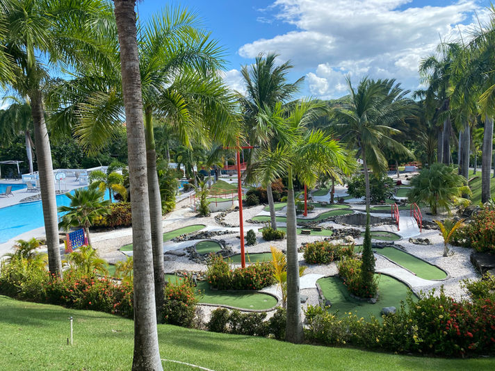 Fajardo Inn Resort: Pool, mini golf, lush landscaping