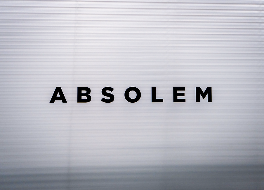 Absolem logo op een raam.