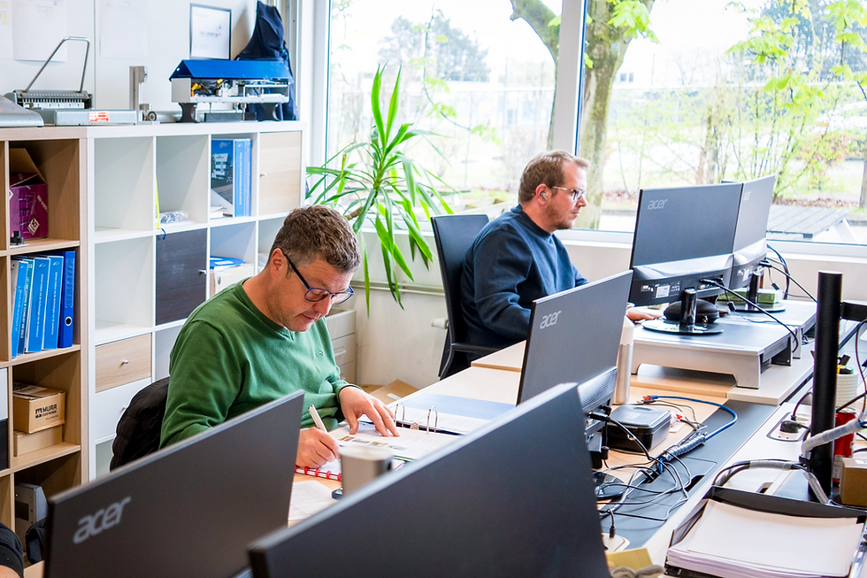 Engineering consultancy en machineontwikkeling op kantoor.