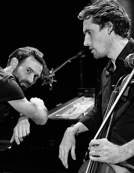 Jack Simard en concert duo sur scène avec Stann Duguet (violoncelle)