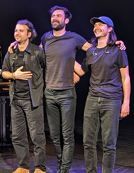 Jack Simard en concert trio sur scène avec Vincent Cegileski (batterie) et Sébastien Vallé (clavier)