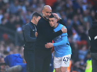 Pep Guardiola abraça Phil Foden