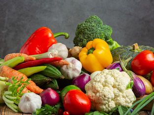 Vegetais saudáveis em mesa de madeira