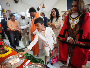 Shri Rajrajeshwar Guruji (centro) e a prefeita de Harrow, vereadora Anjana Patel (direita) durante a vigília em Harrow