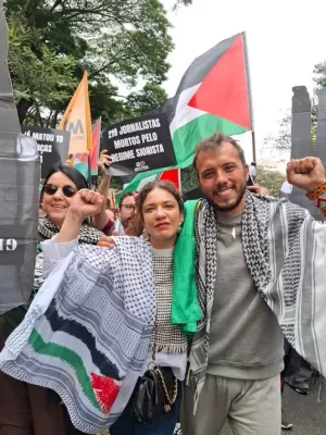 Mônica Seixas e Thiago Ávila no ato pró-Palestina em São Paulo