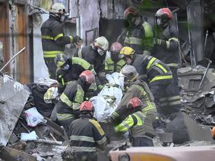 Bombeiros trabalham em resgate das pessoas afetadas pelo ataque