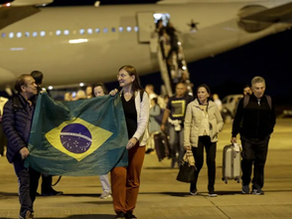 Repatriados seguram bandeira do Brasil ao sair de aeronave