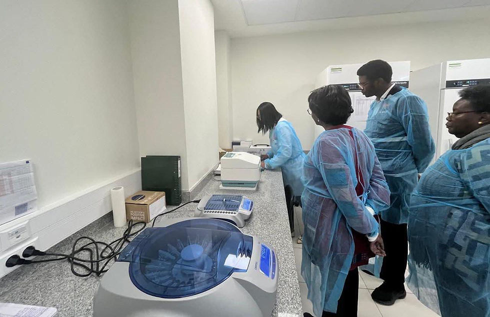 Pessoas vestem aventais de laboratório e observam equipamentos científicos