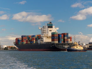 Navio de exportação com diversos contêineres