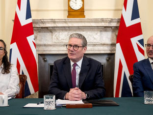 Sir Keir Starmer realiza mesa redonda com o escritor Jack Thorne