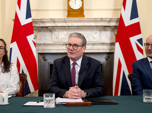 Sir Keir Starmer realiza mesa redonda com o escritor Jack Thorne