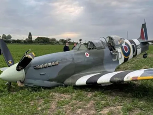 Spitfire faz aterragem de emergência antes do VE Day no Reino Unido