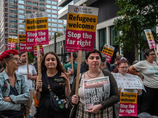 protestos junto ao Bell Hotel, incluindo manifestações organizadas por grupos de extrema-direita, como o Homeland Party
