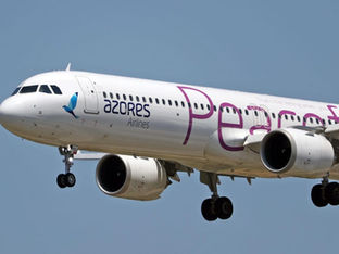 A imagem mostra um Airbus A321 da Azores Airlines.