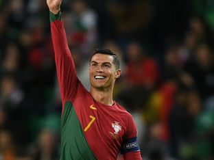 Cristiano Ronaldo celebra 40 anos como o maior goleador de sempre